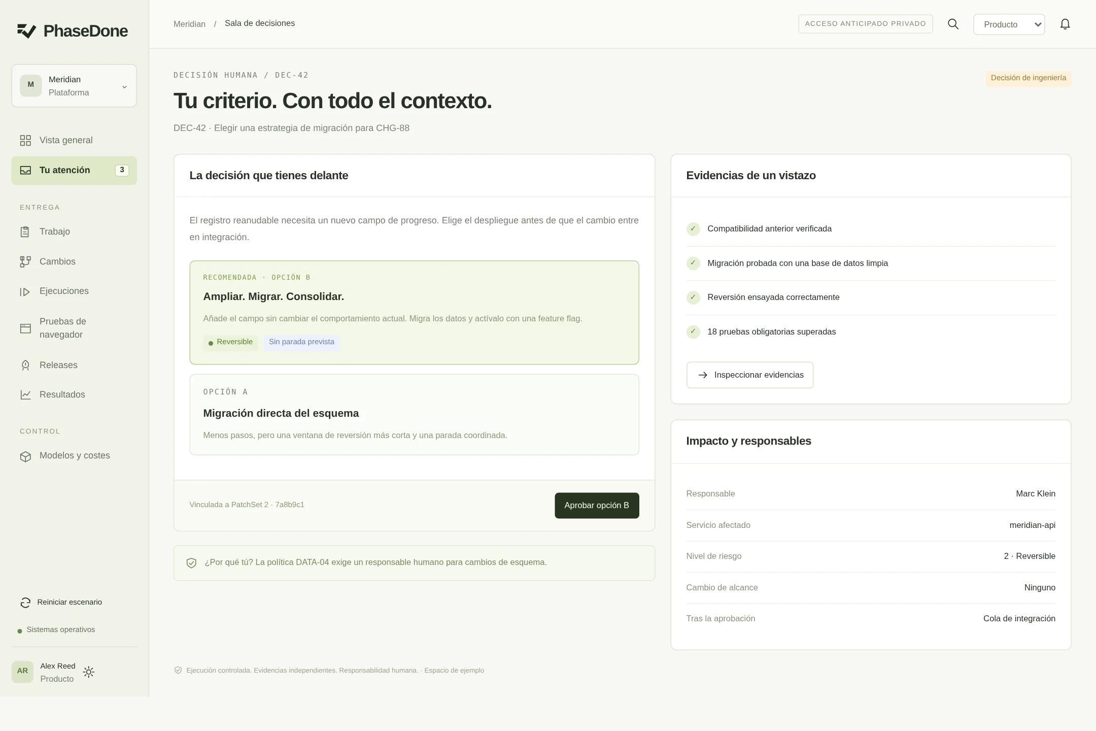 Pantalla de decisiones de PhaseDone. Alternativas, riesgos y evidencias. No otro botón de «Permitir».